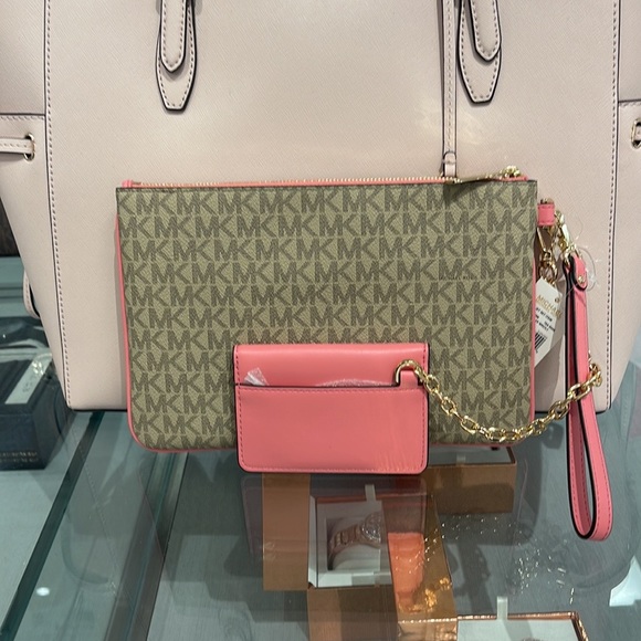 MICHAEL KORS JET SET ITEM LG 2 in 1 CARD CASE & WRISTLET
Tea Rose 
NWT - Picture 11 of 16